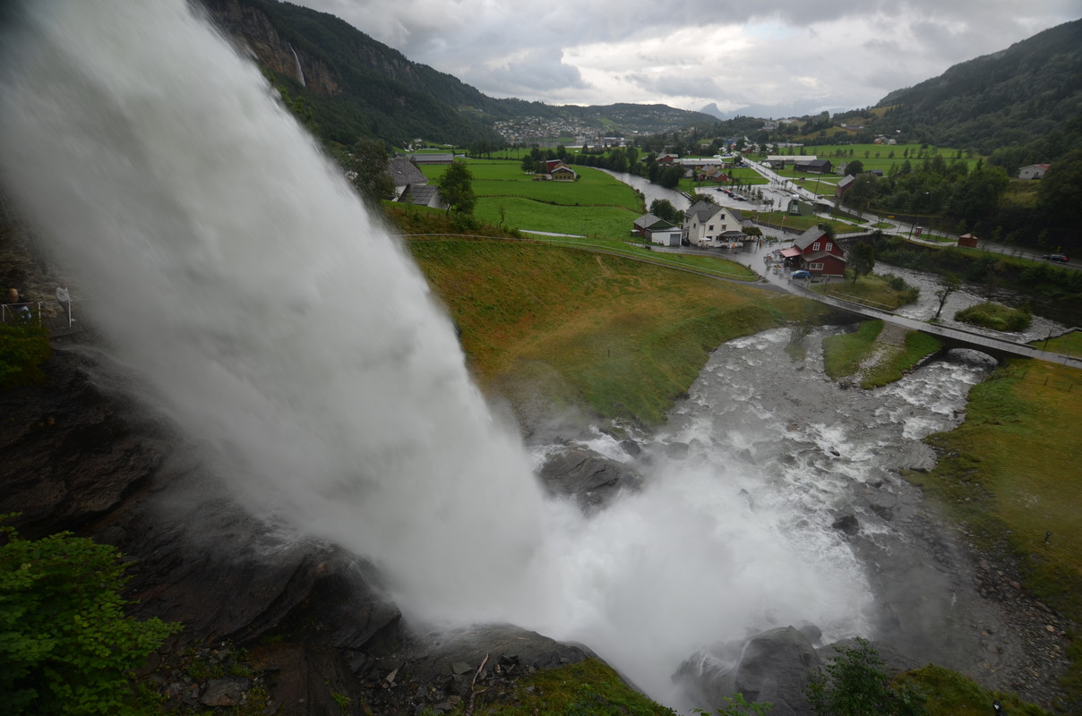 ETAPA 8- Cascada Tvindefossen - Bergen- Cascada Steinsdalsfossen - Noruega 10 días de cabañas y con niños (9)