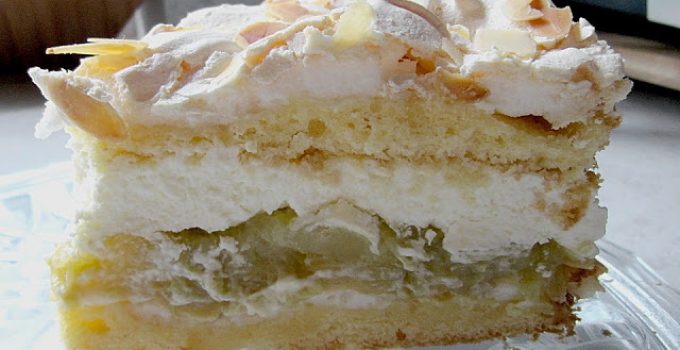 Schneemoussetorte mit Rhabarber Schneemoussetorte mit Rhabarber