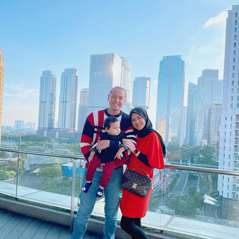 Roger Danuarto beserta istrinya, Cut Meyriska dan anak mereka, Shaquille.