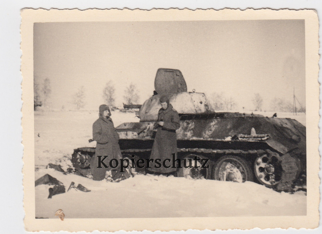 Foto zerstörter russischer Panzer T-34 Wintertarn und Wehrmacht 