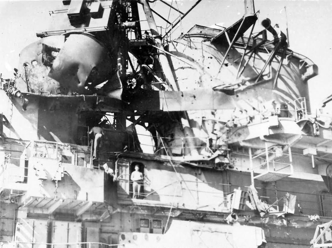 USS-Ticonderoga-CV-14-hit-by-2-sucide-planes-off-Formosa.jpg