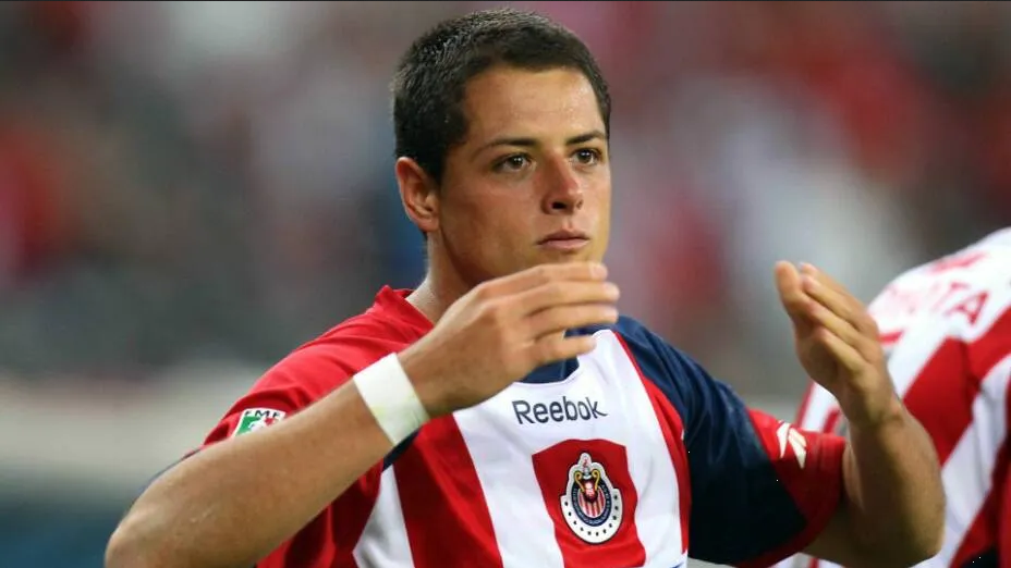 Chicharito enciende las redes tras responder a críticas de aficionado de Chivas