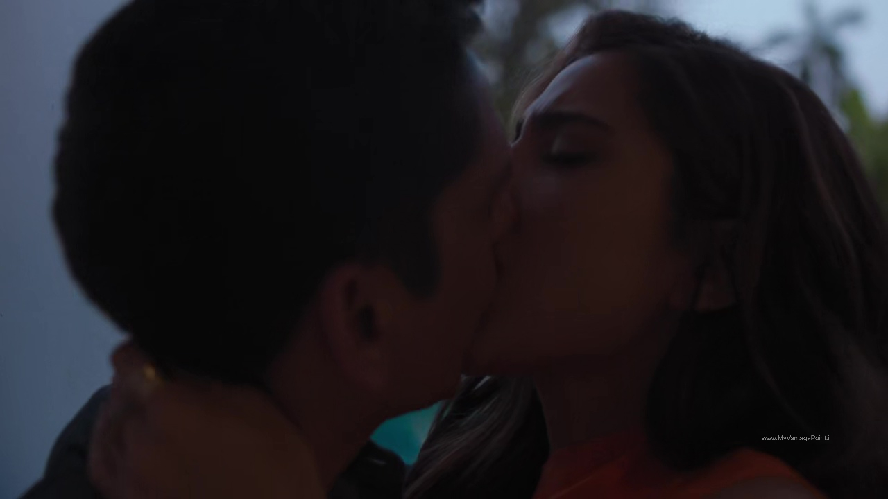 hot-scene-of-sara-ali-khan-vijay-varma-in-murder-mubarak-2024-movie