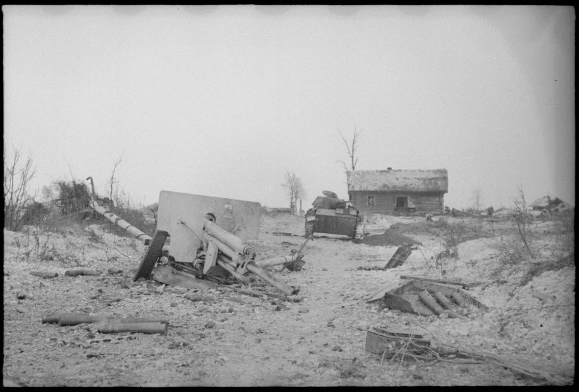 Un canon antichar de 57 mm M1943 ZIS-2 et un char léger T-70 détruits.