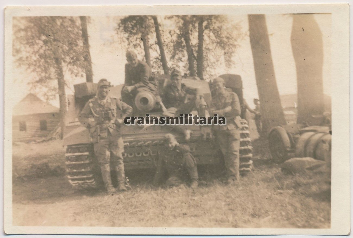 Orig. Foto Soldaten b. StuG III Sturmgeschütz Pa