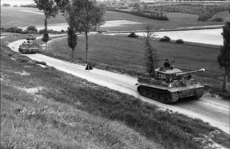 Columna de Tiger, perteneciente a la Leibstandarte, en la primavera de 1944 en Normandía