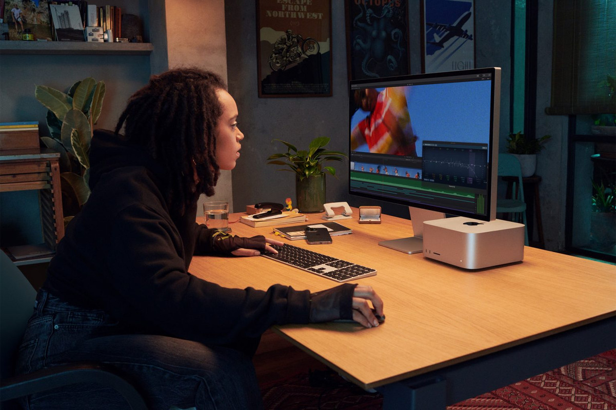 Apple-Mac-Studio-Studio-Display-lifestyle-01-220308-1536x1023.jpg