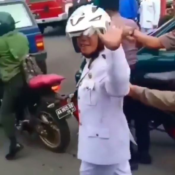 Postingan video ketika polisi mengamankan Kepala Desa Kebonrojo Zaenal Mustakim yang geber motor di Magelang, Jawa Tengah, Rabu (8/1/2020). 