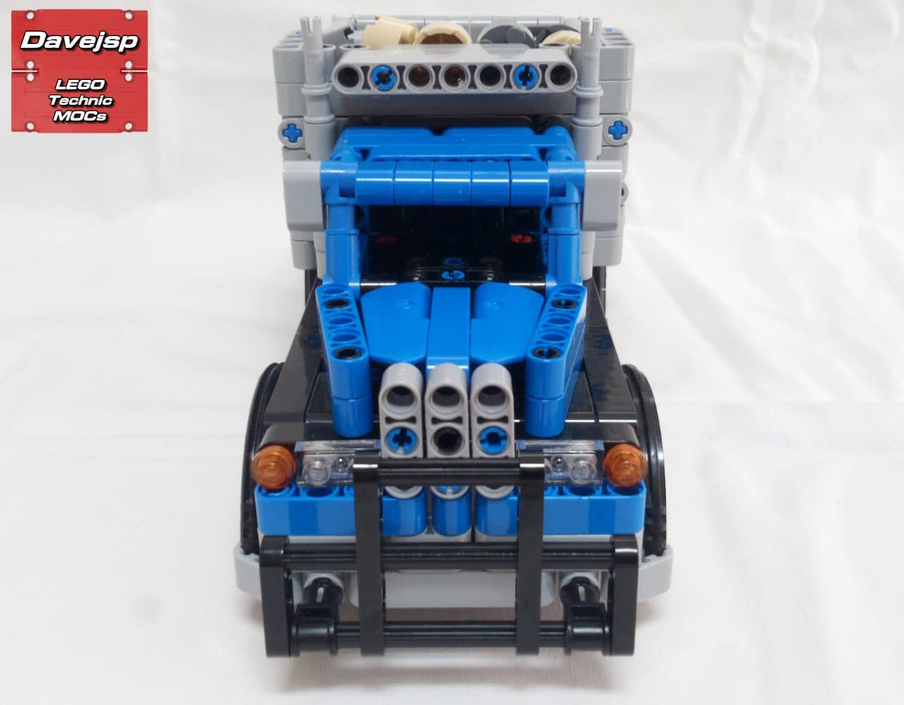 Small scale Lego Technic motorized truck MOC