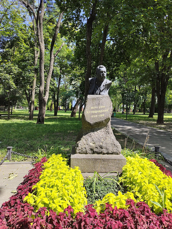 Могила_драматурга,_актора_і_режисера_М._Л._Кропивницького_у_Харкові
