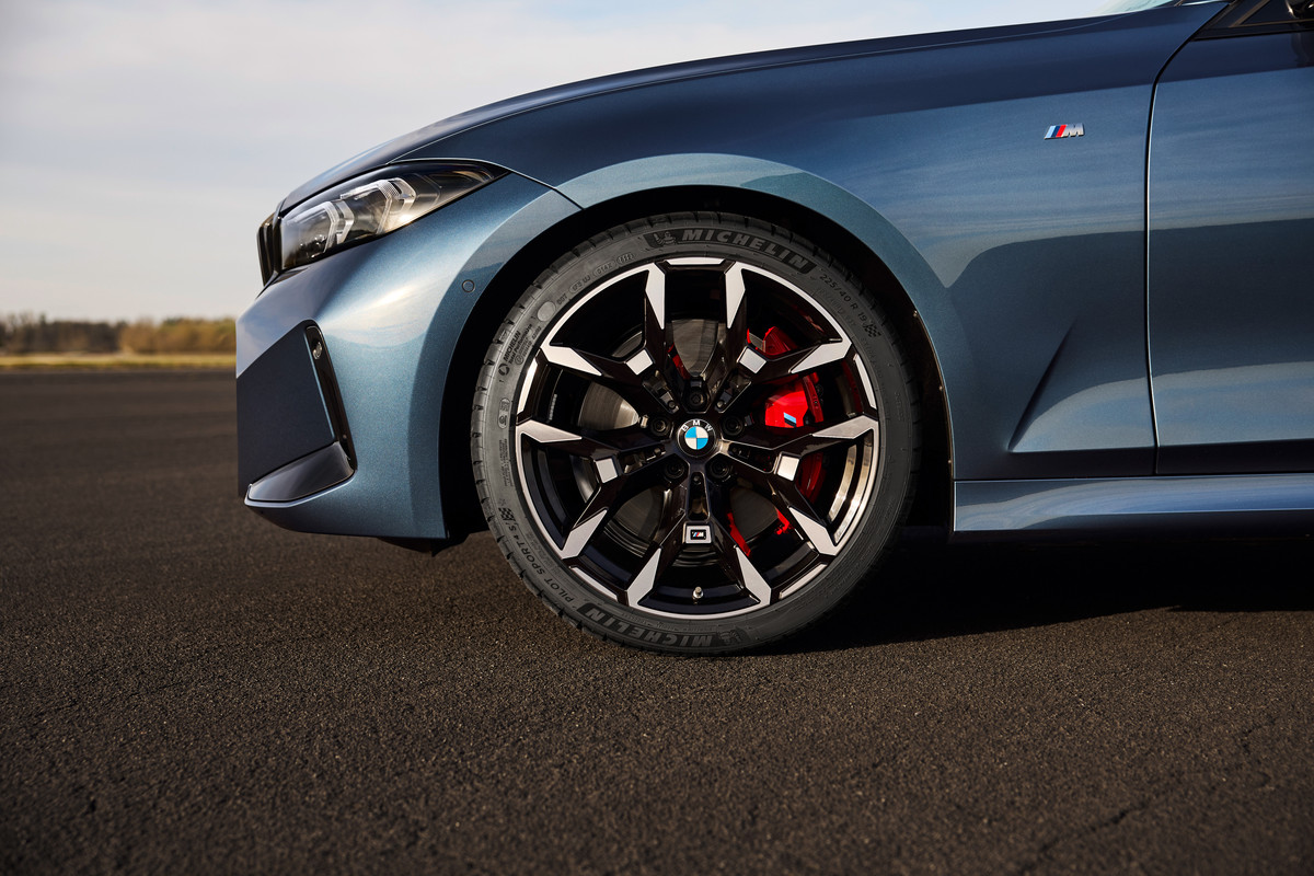 P90549638_highRes_the-new-bmw-330i-sed