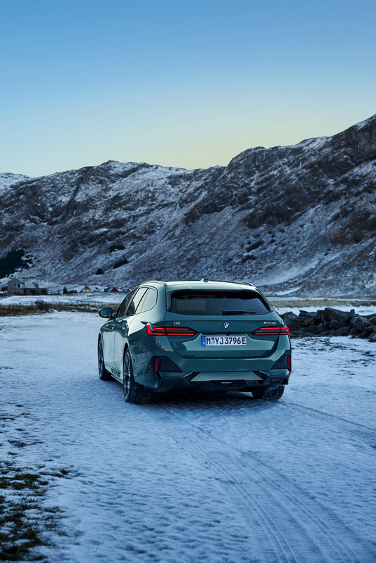 P90537281_highRes_the-new-bmw-i5-edriv