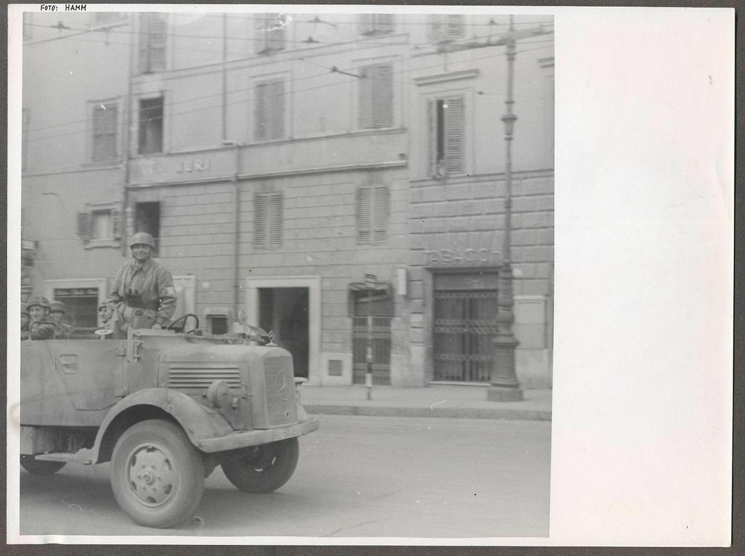 Foto Fallschirmjäger Fallschirmspringer Offizier PKW Mercedes It