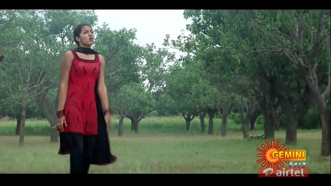 Trisha Hot & Sexy Compilation - Varsham.mp4_20200714_182205.194