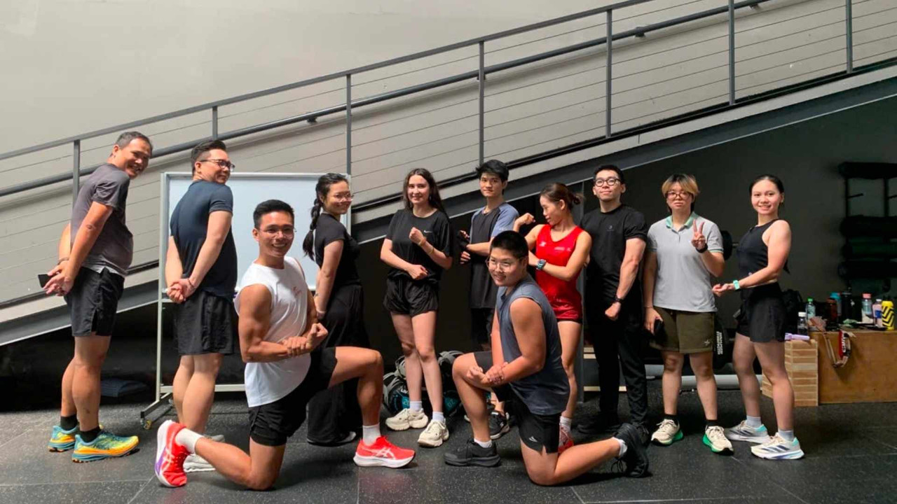 Nhóm học viên đa dạng độ tuổi và thể trạng chụp ảnh cùng nhau sau buổi tập Hybrid Training tại Active Fox