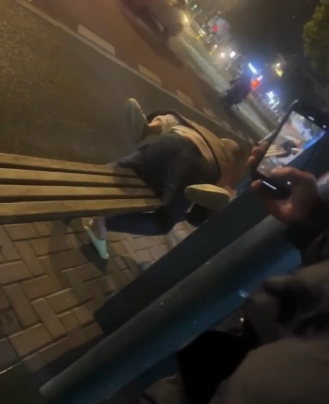 X1炸裂！常州大学城公交车站惊现情侣当街啪啪 完全无视路人，到底有多饥渴呀 (4)