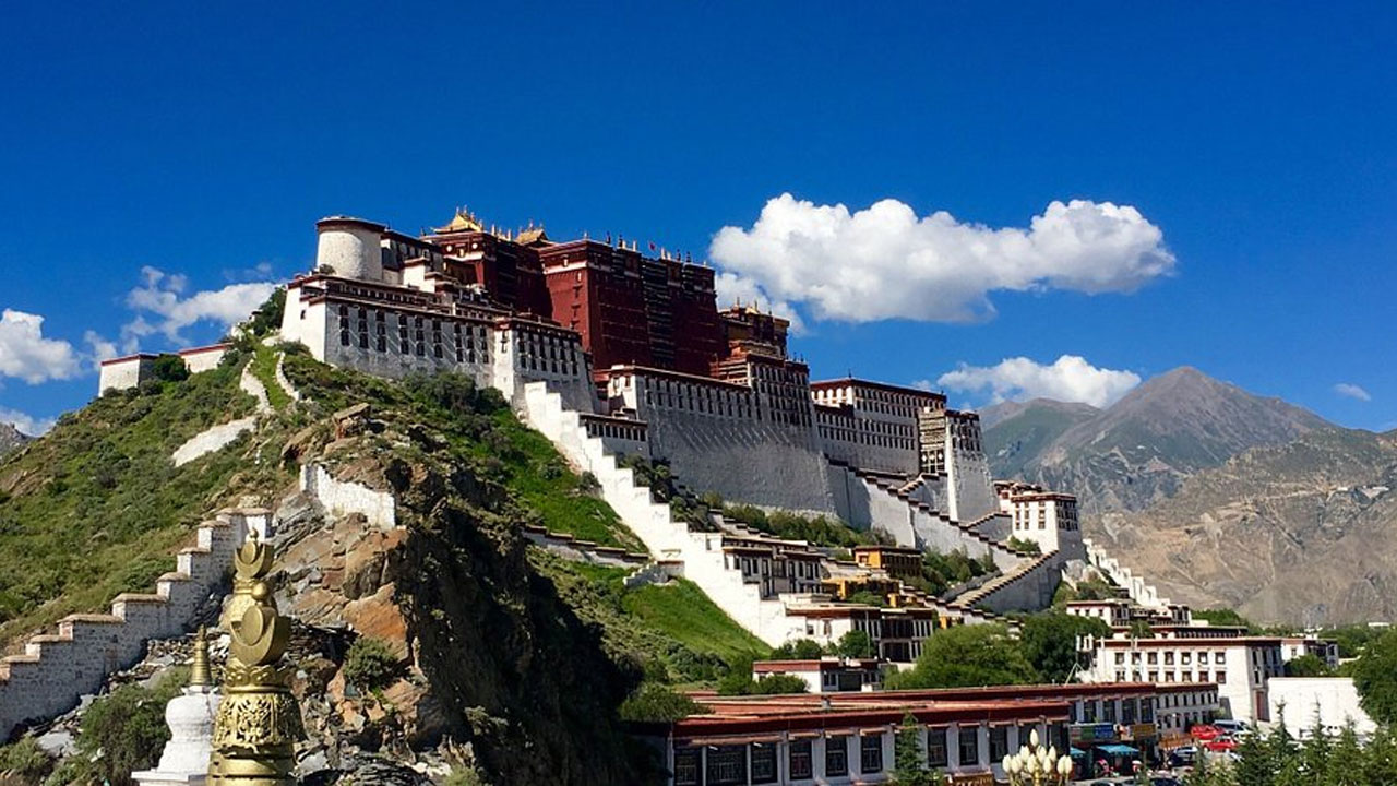 Keagungan Istana Potala – Warisan Budaya dan Spiritual Tibet