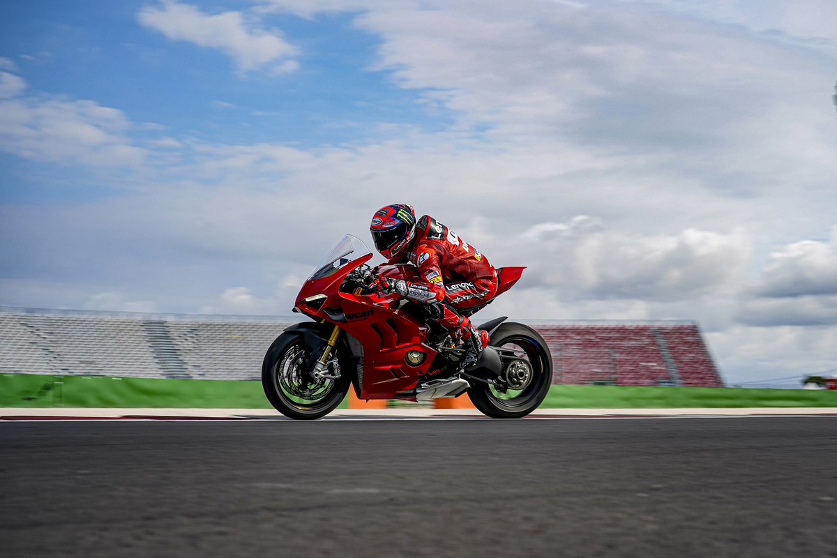 Супербайк Ducati Panigale V4 2022