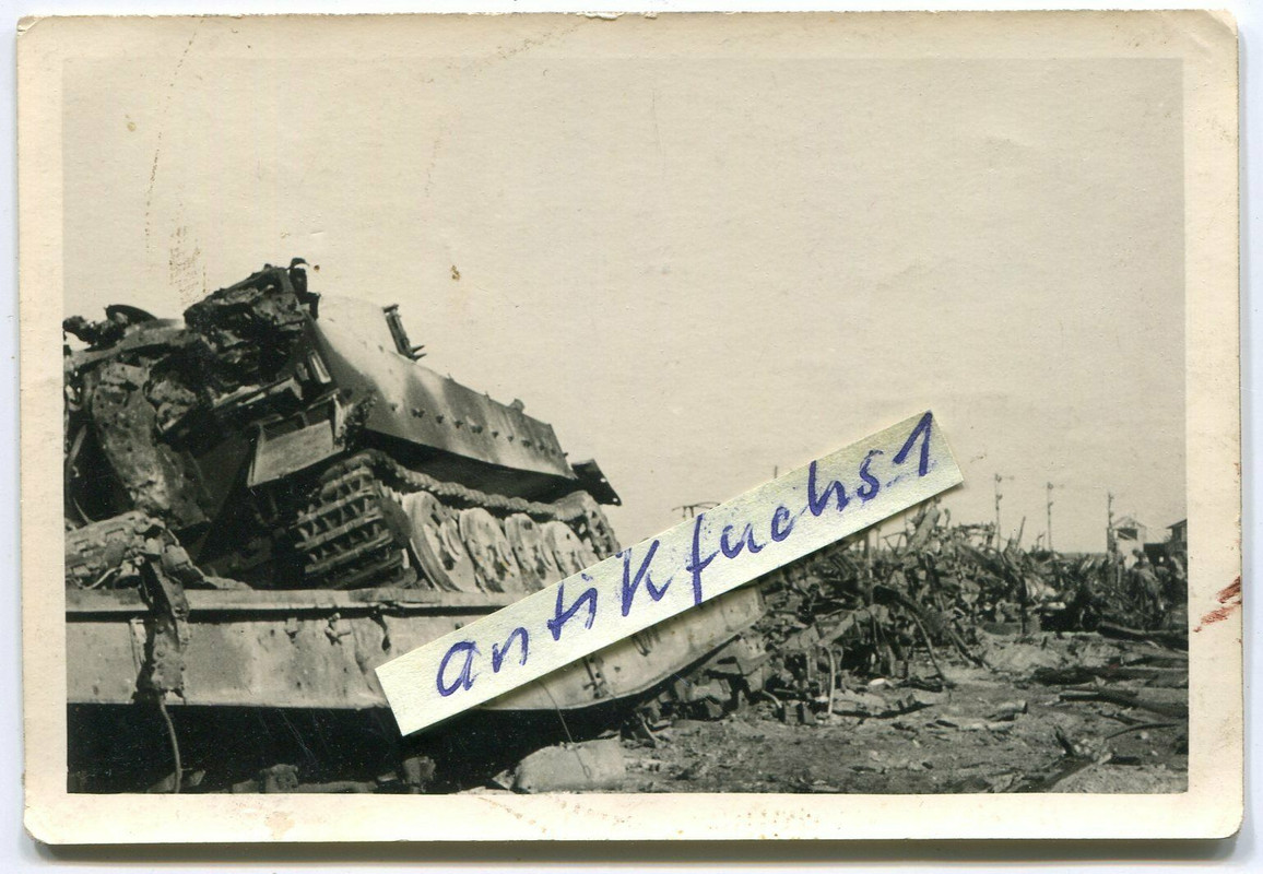Panzer vom Typ VI Tiger auf zerstörtem Eisenbahn-Zug in Frankreich 1944