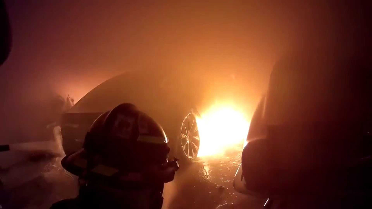 Prenden fuego a 874 coches en Francia en medio de celebraciones de Año Nuevo