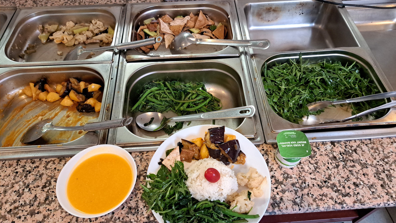 [Image: VEGAN-BUFET-250726-RUCULA-POMPOEN-Rau-den-nam-rom.jpg]