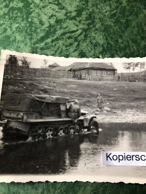 Altes Foto-Halbkettenfahrzeug-Fluss-Dorf-Überfahrt-