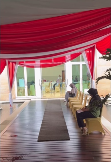 Suasana TPS Sandra Dewi.