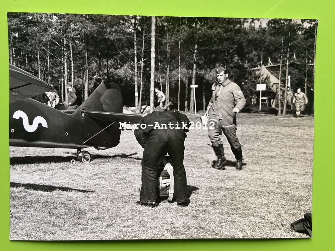 Gross Foto, Messerschmitt Bf 109, Bodenpersonal mit Fallschirm (N)50719