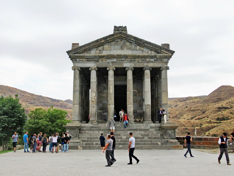 Армения - страна храмов, гор, камней и...