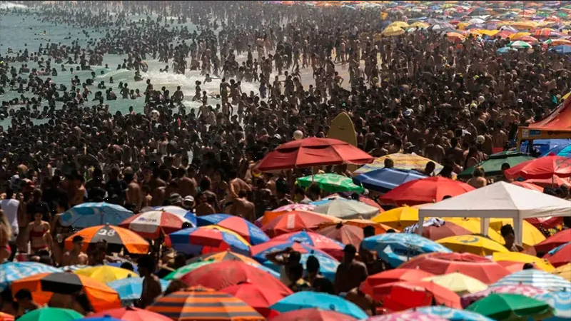 ¡Impactante!, playa de Río de Janeiro abarrotada por ola de calor extremo