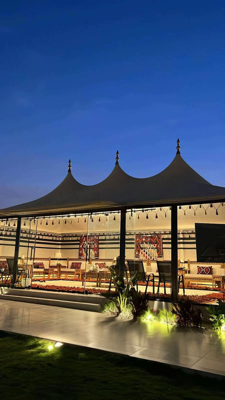 خيمة ملكية مع إضاءة خارجية