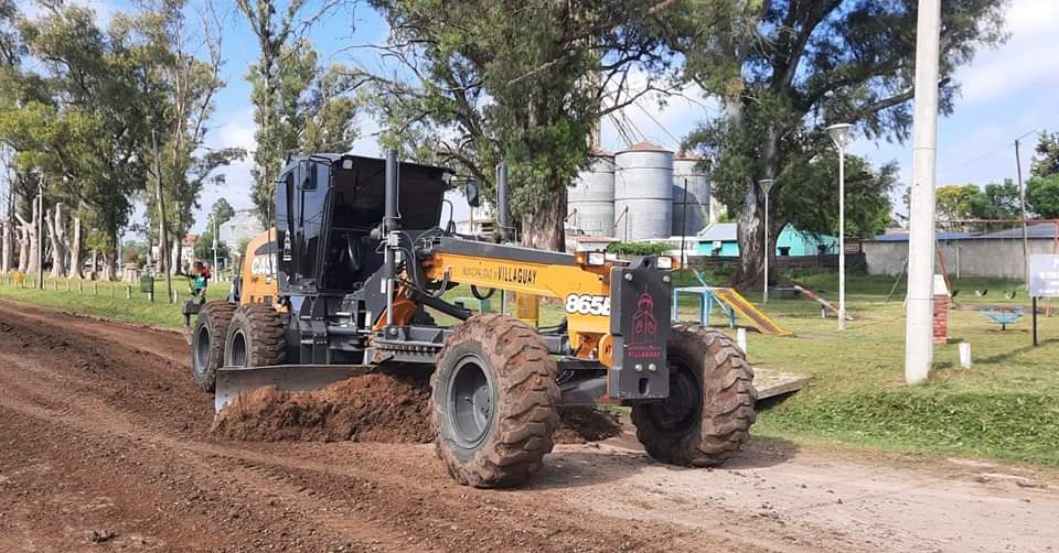 PERSONAL Y MAQUINARIA CONTINÚAN EL MANTENIMIENTO DE CALLES EN LOS BARRIOS