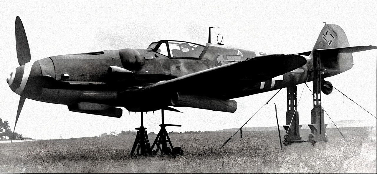 Messerschmitt Bf-109 Le-Bf-109-G-mont-et-pr-t-pour-le-tir-d-essai-de-ses-roquettes-de-21-cm-Beaumont-Le-Roger-1943