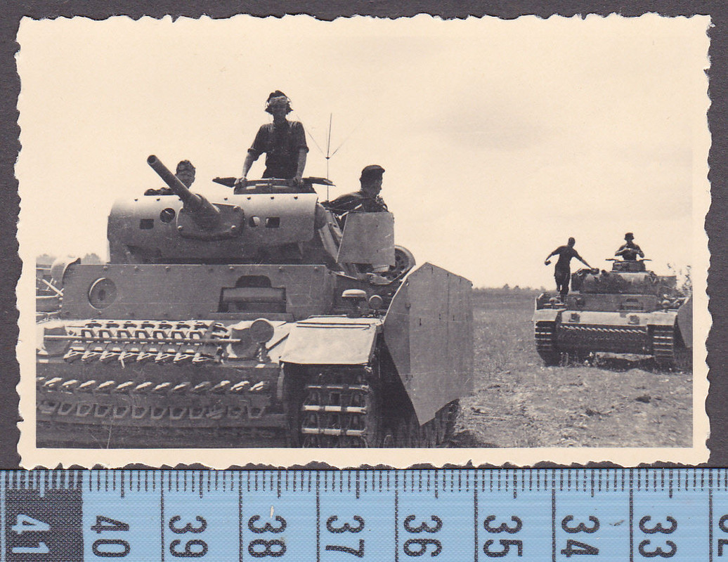 2.WK Kameraden auf Panzer Tank mit Seitenschürze