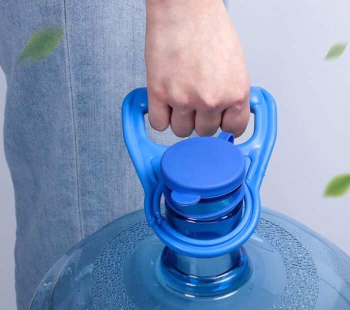 Gancho ergonómico colocado en el cuello de un botellón de agua de 5 galones