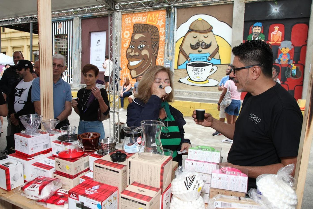 Público no Centro Histórico de Santos durante o Festival Santos Café com atrações culturais e gastronômicas