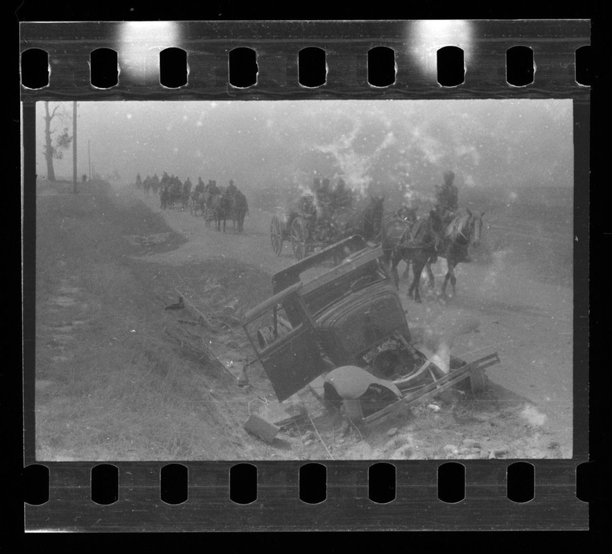 Soldaten m. Pferdekutschen u. zerstörtes Auto