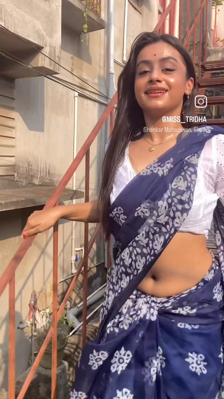 bengali girl sexy in blue saree.mp4_snapshot_00.01.927
