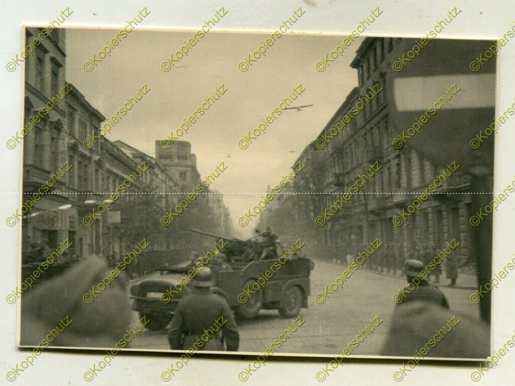 Foto, Wehrmacht, Strassenszene mit Kübelwagen   Geschütz in Wars