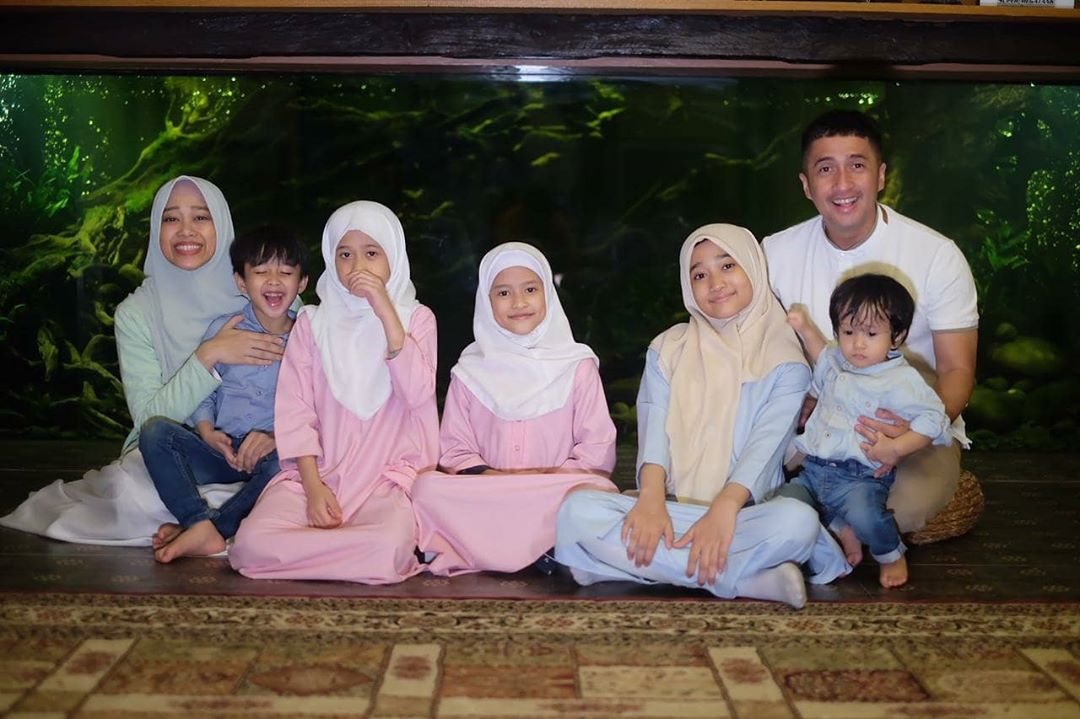 Keluarga besar Irfan Hakim yang memiliki lima anak 