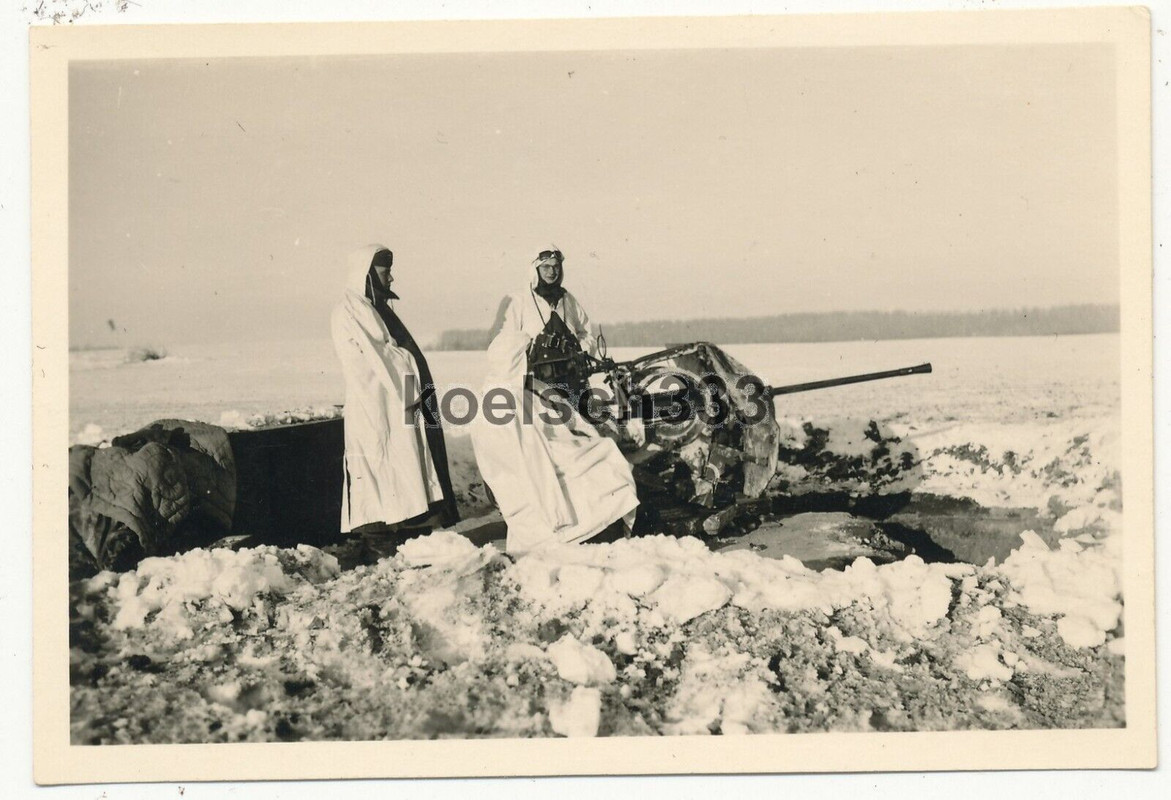 Foto Soldaten der Wehrmacht in Schneehemden am 2cm Flak Geschütz im Winter ...