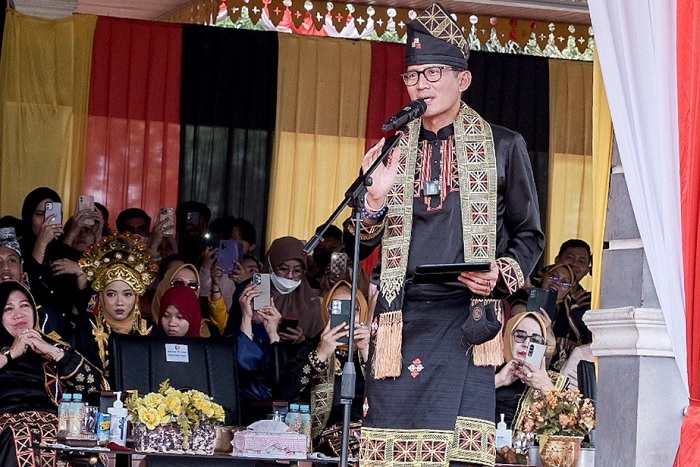 Sandiaga Uno dalam pembukaan Festival Pacu Jalur Taluk Kuantan 2022 di Lapangan Limuno, Teluk Kuantan, Minggu (21/8/2022).