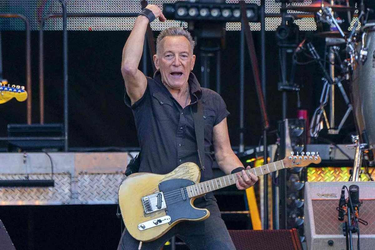 Bruce Springsteen cade su palco durante concerto live