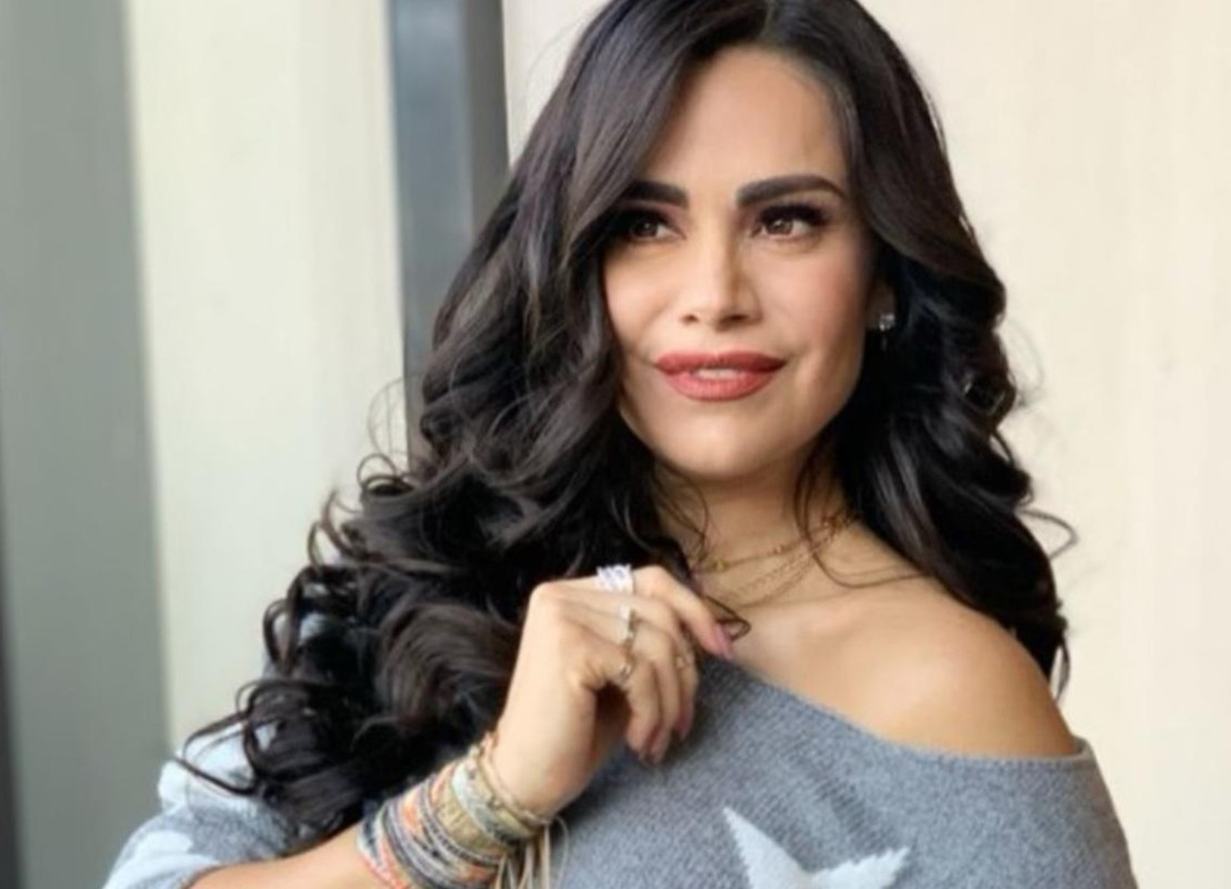 Luz Elena González hechiza a sus fans con espectacular escote