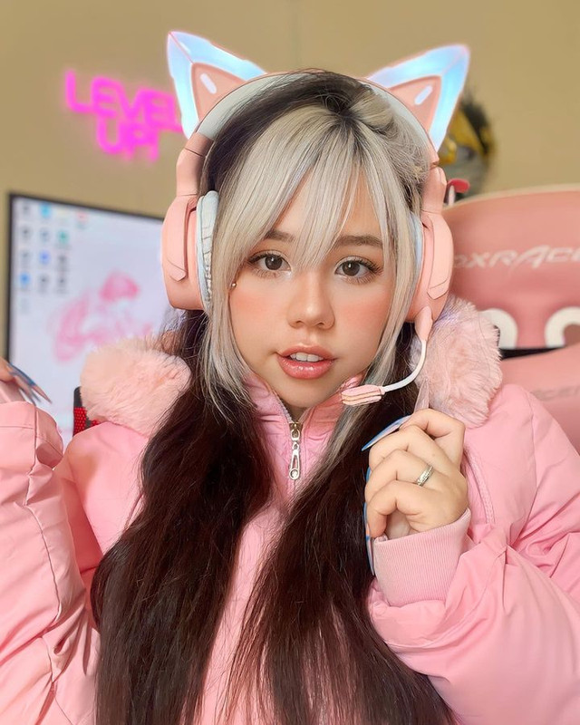 Kine-Chan, model dan cosplayer asal Brazil yang belum lama ini viral karena diblacklist dari penerbangan gara-gara naik pesawat pakai bikini.