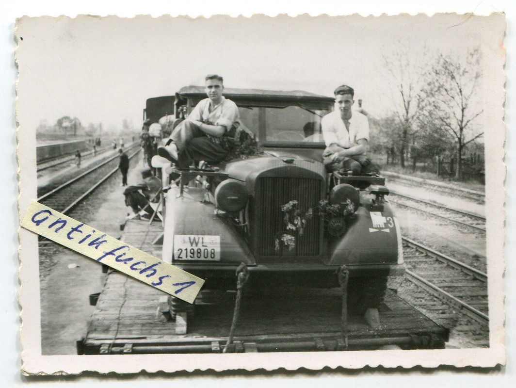 WL-Kübelwagen mit taktischem Zeichen auf Eisenba