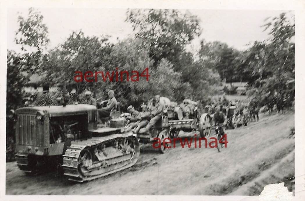 Russ. Zugmaschine mit Feldgeschütz Krasnograd Ostfront