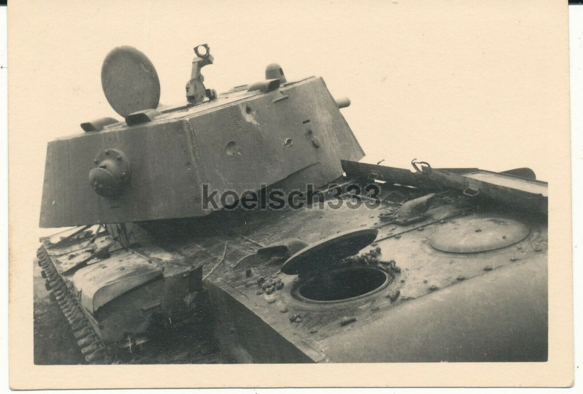 Foto zerstörter russischer Panzer Tank Panzerwrack