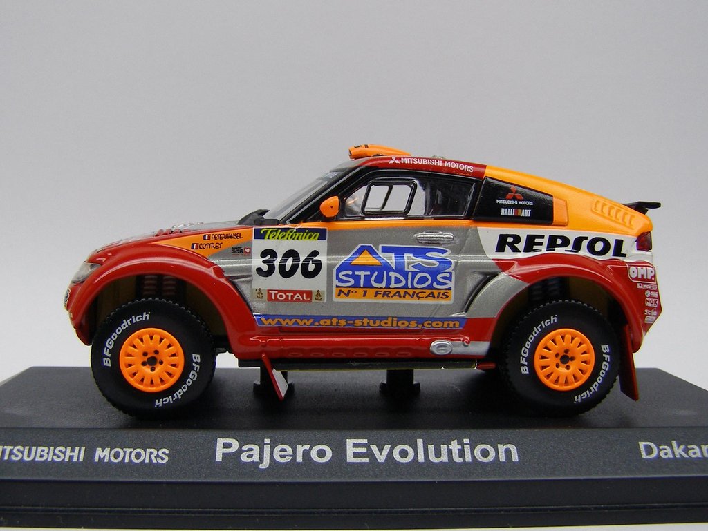 Mitsubishi Pajero Dakar 2005 Peterhansel (1)
