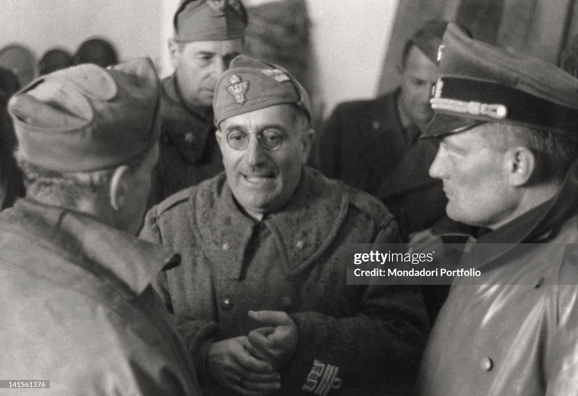El jefe del Estado Mayor italiano Ugo Cavallero en el centro y el comandante del Noveno Cuerpo de Ejército italiano Alessandro Pirzio Biroli a la derecha, durante la inspección del lado macedonio del lago Ohrid, en un descanso en la frontera con Albania. Yugoslavia, abril de 1941 El jefe del Estado Mayor italiano Ugo Cavallero en el centro y el comandante del Noveno Cuerpo de Ejército italiano Alessandro Pirzio Biroli a la derecha, durante la inspección del lado macedonio del lago Ohrid, en un descanso en la frontera con Albania. Yugoslavia, abril de 1941